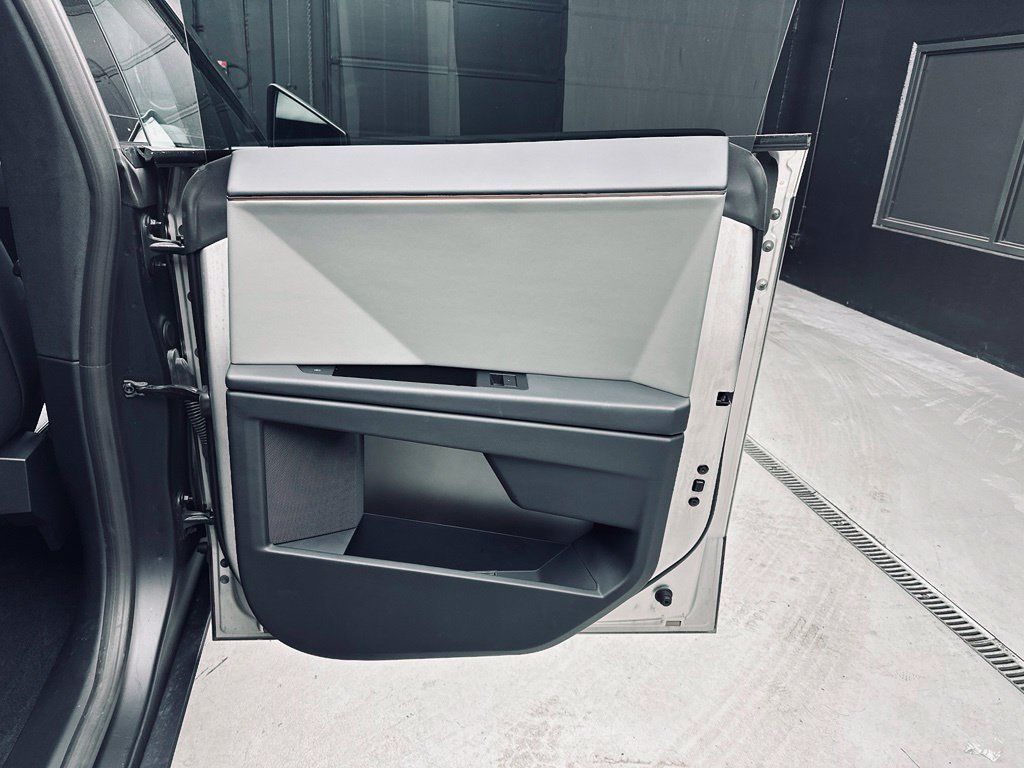 Used 2024 Tesla Cybertruck AWD Crew Cab image 24