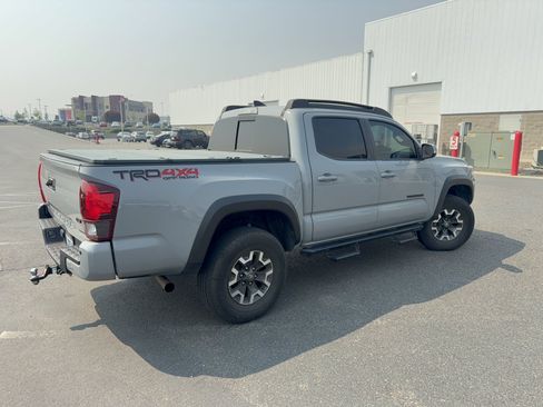 Used 2019 Toyota Tacoma TRD Off-Road w/ Technology Package AWD/4WD image 7