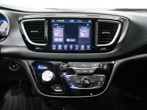 Used 2020 Chrysler Pacifica Touring-L Plus image 22