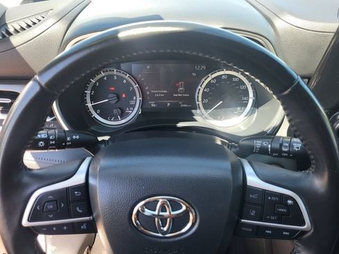Used 2023 Toyota Highlander XLE AWD/4WD image 15