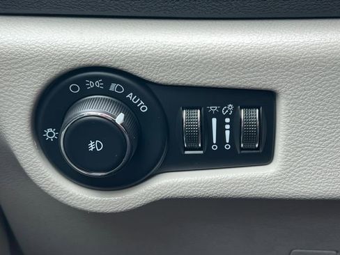Used 2024 Chrysler Pacifica Touring-L FWD image 19