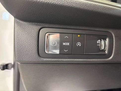 Used 2025 Chevrolet Traverse LT FWD image 32