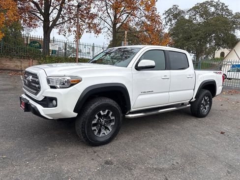 Used 2017 Toyota Tacoma TRD Off-Road image 2