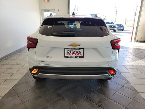Used 2025 Chevrolet Trax LT w/ LT Convenience Package image 6