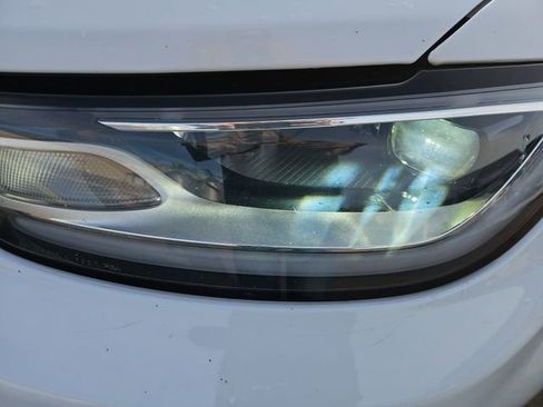 Used 2023 Chrysler Pacifica Touring-L image 18