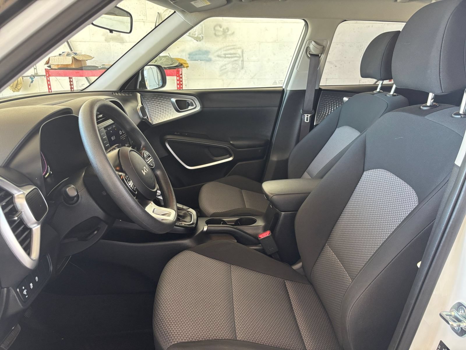 Used 2025 Kia Soul LX w/ LX Technology Package FWD image 24