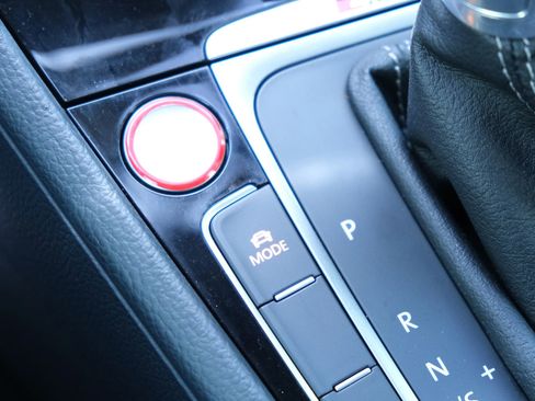 Used 2016 Volkswagen Golf R 4-Door image 34