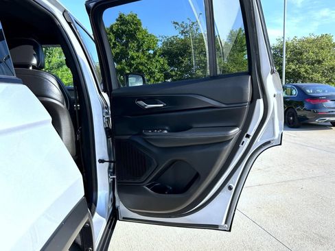 Used 2023 Jeep Grand Cherokee Altitude AWD/4WD image 17