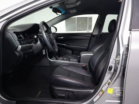 Used 2016 Toyota Camry SE image 10
