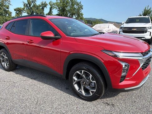 New 2026 Chevrolet Trax LT w/ Driver Confidence Package FWD image 5