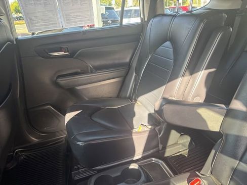 Used 2022 Toyota Highlander XLE FWD image 25