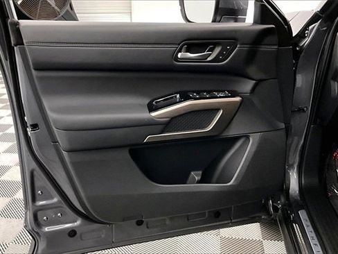 Used 2025 Nissan Pathfinder Platinum image 18