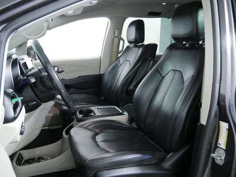 Used 2020 Chrysler Pacifica Touring-L Plus FWD image 19