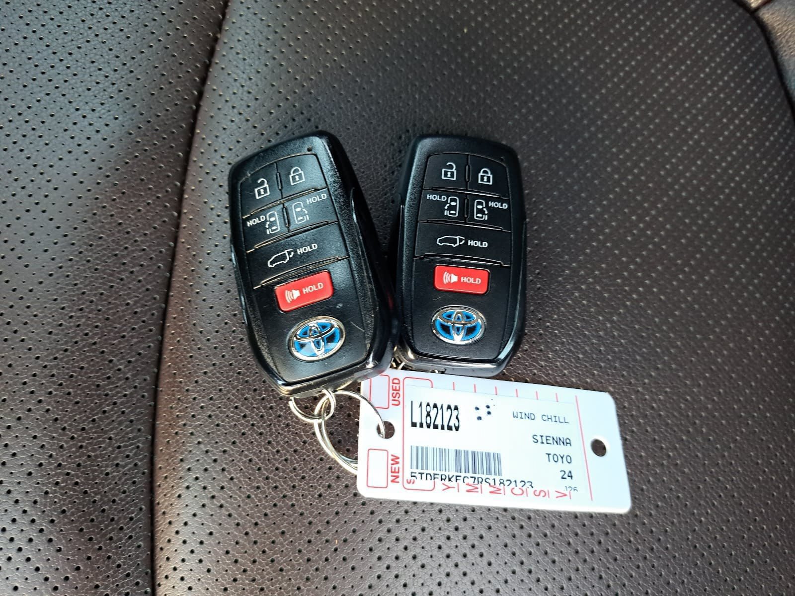 Used 2024 Toyota Sienna Platinum FWD image 41