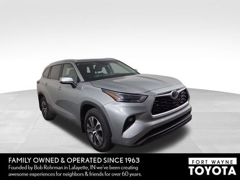 Used 2024 Toyota Highlander XLE AWD/4WD image 4