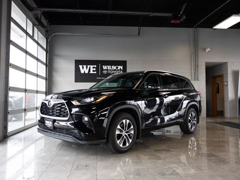 Used 2022 Toyota Highlander XLE AWD/4WD image 2
