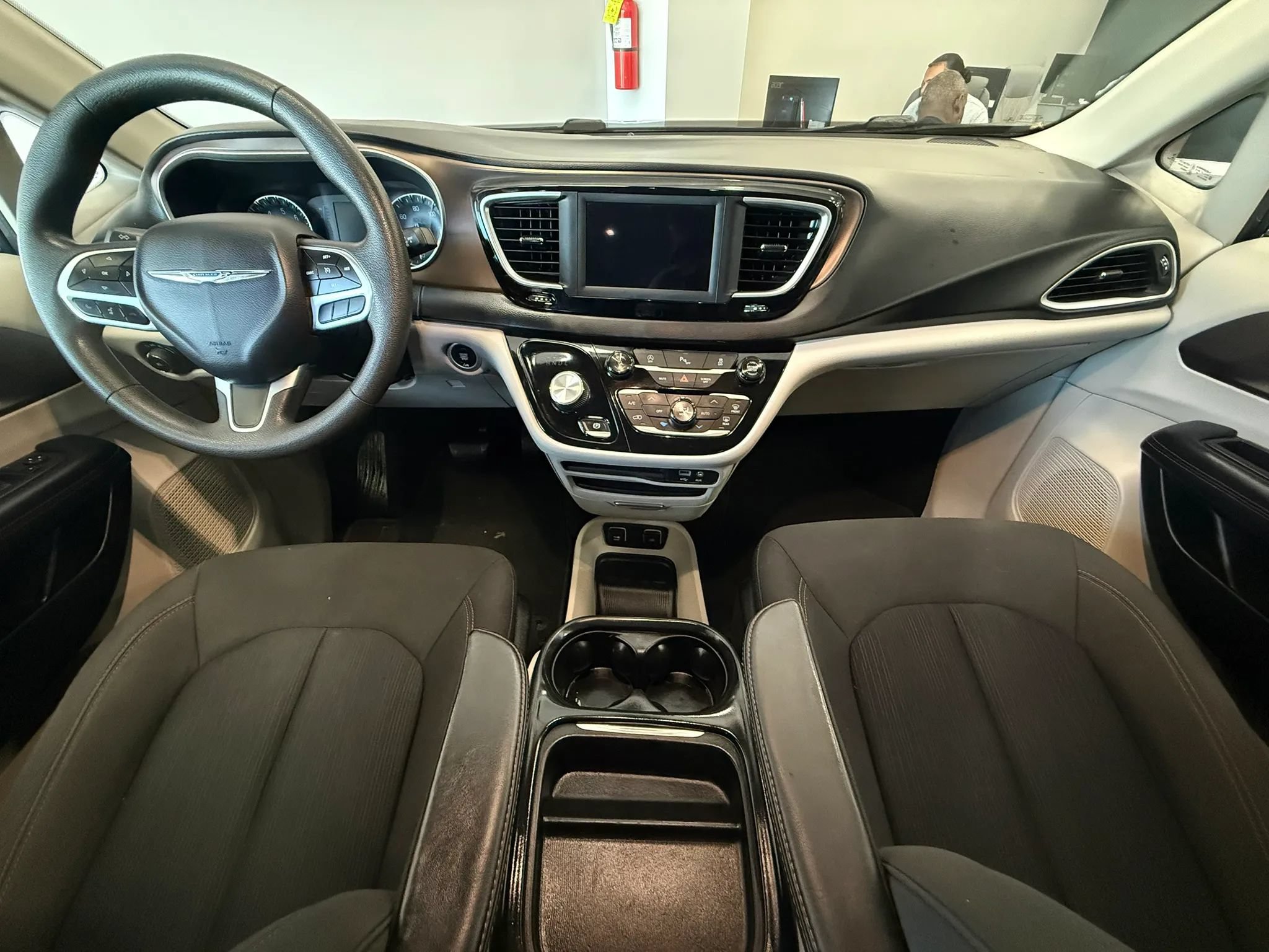 Used 2018 Chrysler Pacifica Touring Plus w/ Tire & Wheel Group FWD image 27