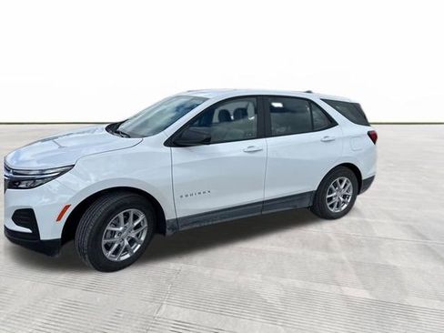 Used 2023 Chevrolet Equinox LS image 3