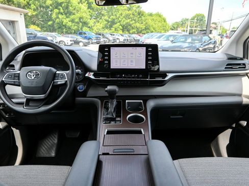 Used 2021 Toyota Sienna LE image 2
