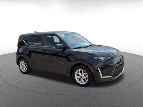 Used 2025 Kia Soul LX w/ LX Technology Package FWD image 2