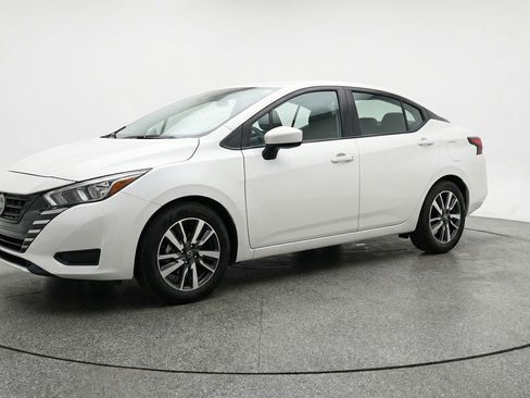 Used 2025 Nissan Versa SV image 3