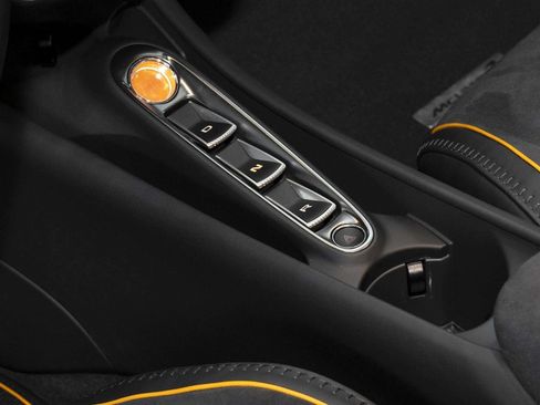 Used 2026 McLaren Artura Spider RWD image 34
