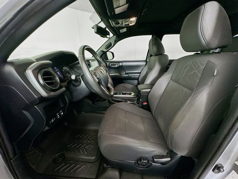 Used 2017 Toyota Tacoma TRD Off-Road w/ Premium & Technology Package image 13