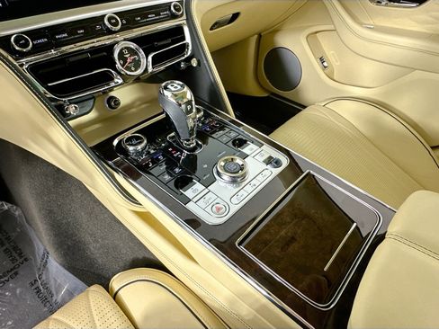 Certified 2022 Bentley Flying Spur V8 image 16