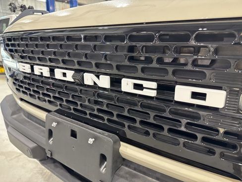 New 2025 Ford Bronco Outer Banks w/ Sasquatch Package AWD/4WD image 13