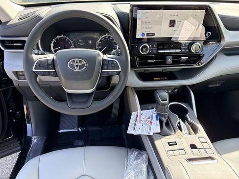 Used 2026 Toyota Highlander XLE AWD/4WD image 18