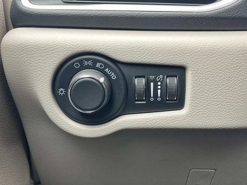 Used 2023 Chrysler Voyager LX image 38