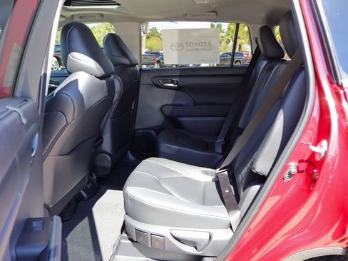 New 2026 Toyota Highlander XLE image 8