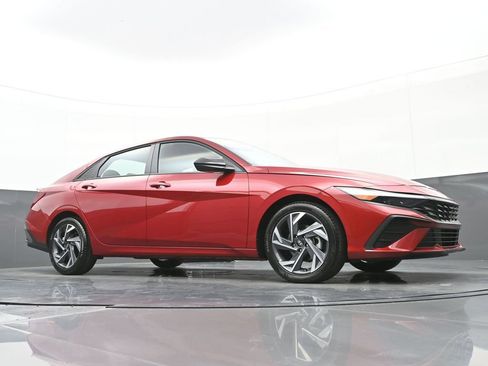 Certified 2025 Hyundai Elantra Sport image 42