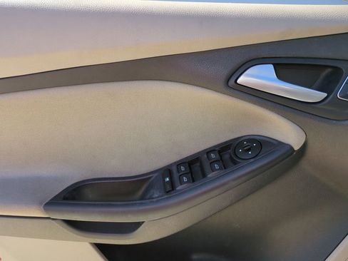 Used 2015 Ford Focus SE FWD image 11