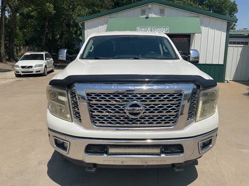 Used 2018 Nissan Titan SL w/ Chrome Package AWD/4WD image 4