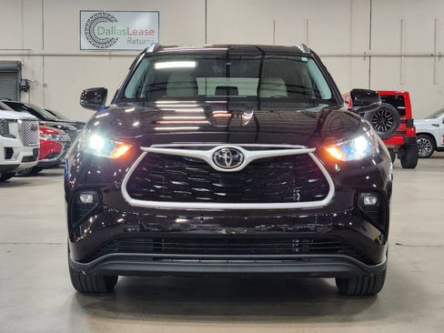 Used 2021 Toyota Highlander XLE FWD image 2