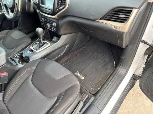 Used 2017 Jeep Cherokee Latitude FWD image 11