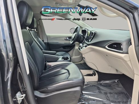 Used 2023 Chrysler Pacifica Touring-L FWD image 8