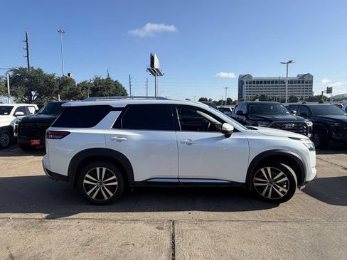 Used 2025 Nissan Pathfinder Platinum w/ Black Appearance Package FWD image 4