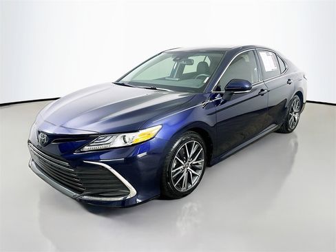Used 2022 Toyota Camry XLE image 3