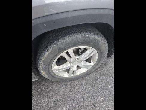 Used 2020 GMC Terrain SLE w/ Driver Convenience Package image 9