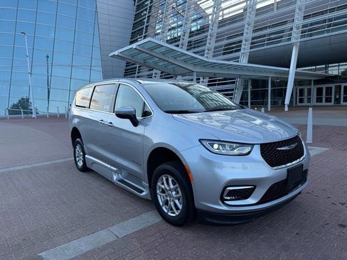 Used 2023 Chrysler Pacifica Touring-L FWD image 2