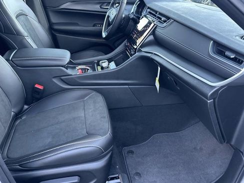 New 2025 Jeep Grand Cherokee Altitude image 13