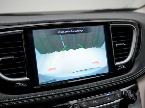 Used 2024 Chrysler Pacifica Limited FWD image 31