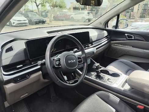 Used 2026 Kia Carnival FWD image 4