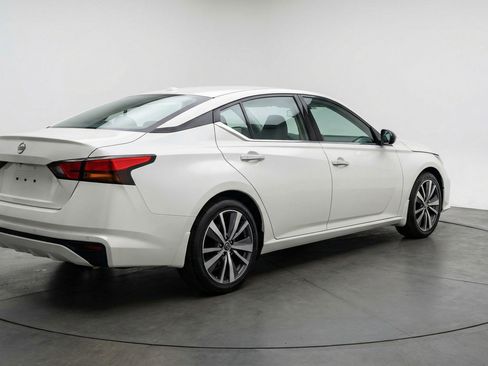 Used 2025 Nissan Altima 2.5 SV FWD image 9