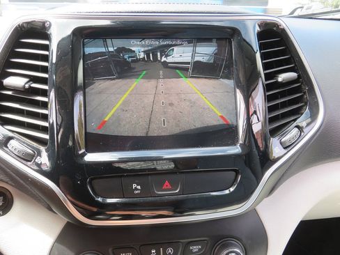Used 2019 Jeep Cherokee Limited AWD/4WD image 19
