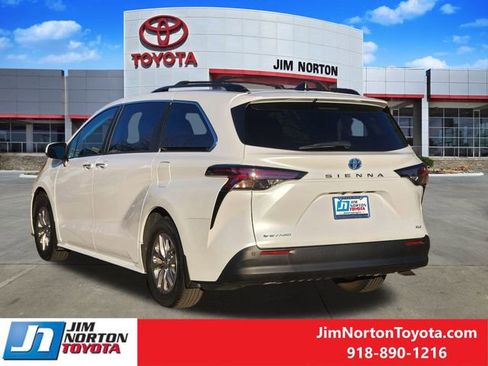 Used 2025 Toyota Sienna XLE image 8