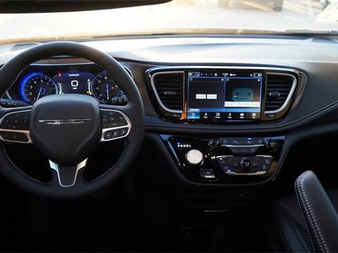 New 2026 Chrysler Pacifica Select image 13
