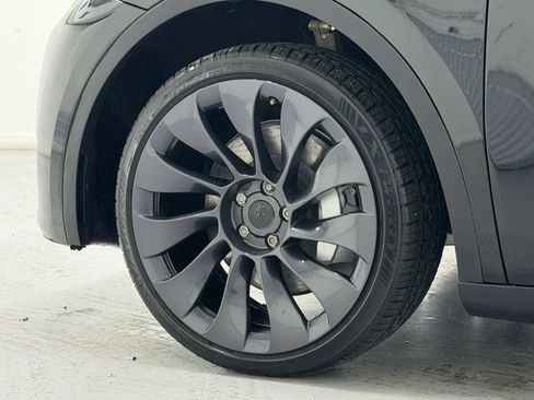 Used 2024 Tesla Model Y 2WD image 41